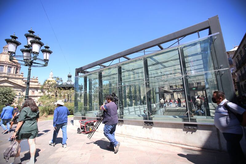 Previo a su inauguración se advirtió que los ingresos a las estaciones eran invasivas e incluso tapaban la vista de edificios históricos como la Catedral o Palacio de Gobierno.