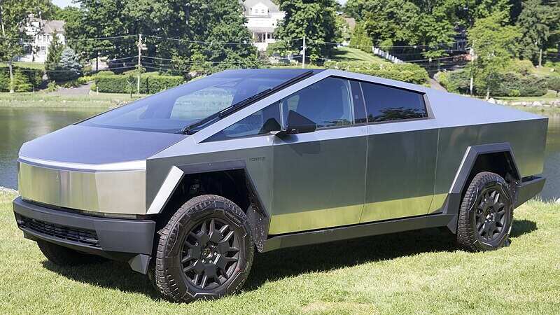 En la autopista Guadalajara – Lagos de Moreno de una madrina o nodriza de carga fueron robadas dos Cybertrucks de Tesla valuadas cada una en cerca de 3 millones de pesos, ambas nuevas sin kilometraje de rodamiento.