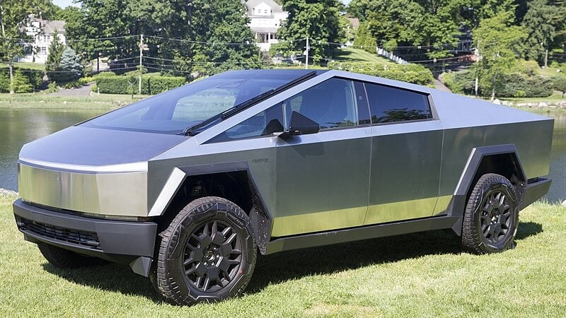 En la autopista Guadalajara – Lagos de Moreno de una madrina o nodriza de carga fueron robadas dos Cybertrucks de Tesla valuadas cada una en cerca de 3 millones de pesos, ambas nuevas sin kilometraje de rodamiento.