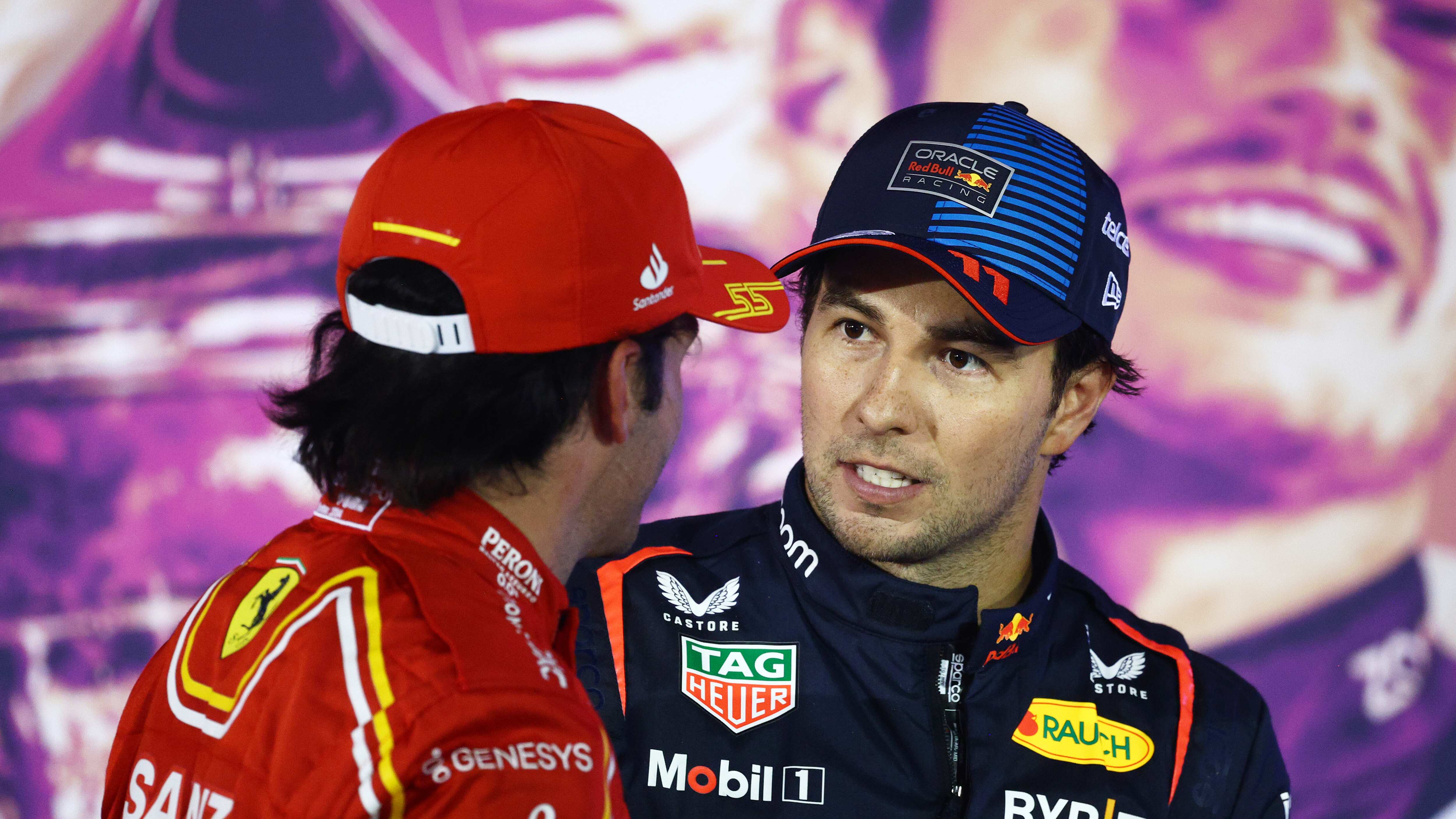 Checo Pérez reclamó a Carlos Sainz tras impactarlo con su monoplaza.