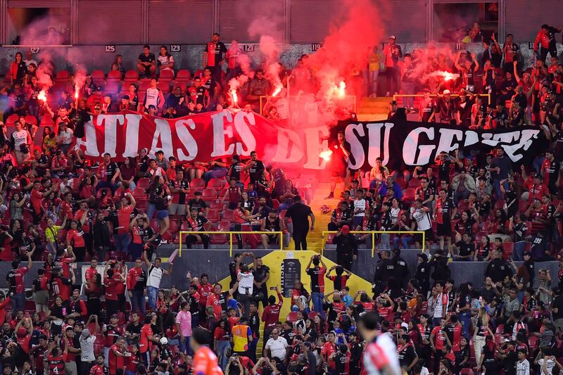 Afición del Atlas lanza bengalas en protesta a la directiva