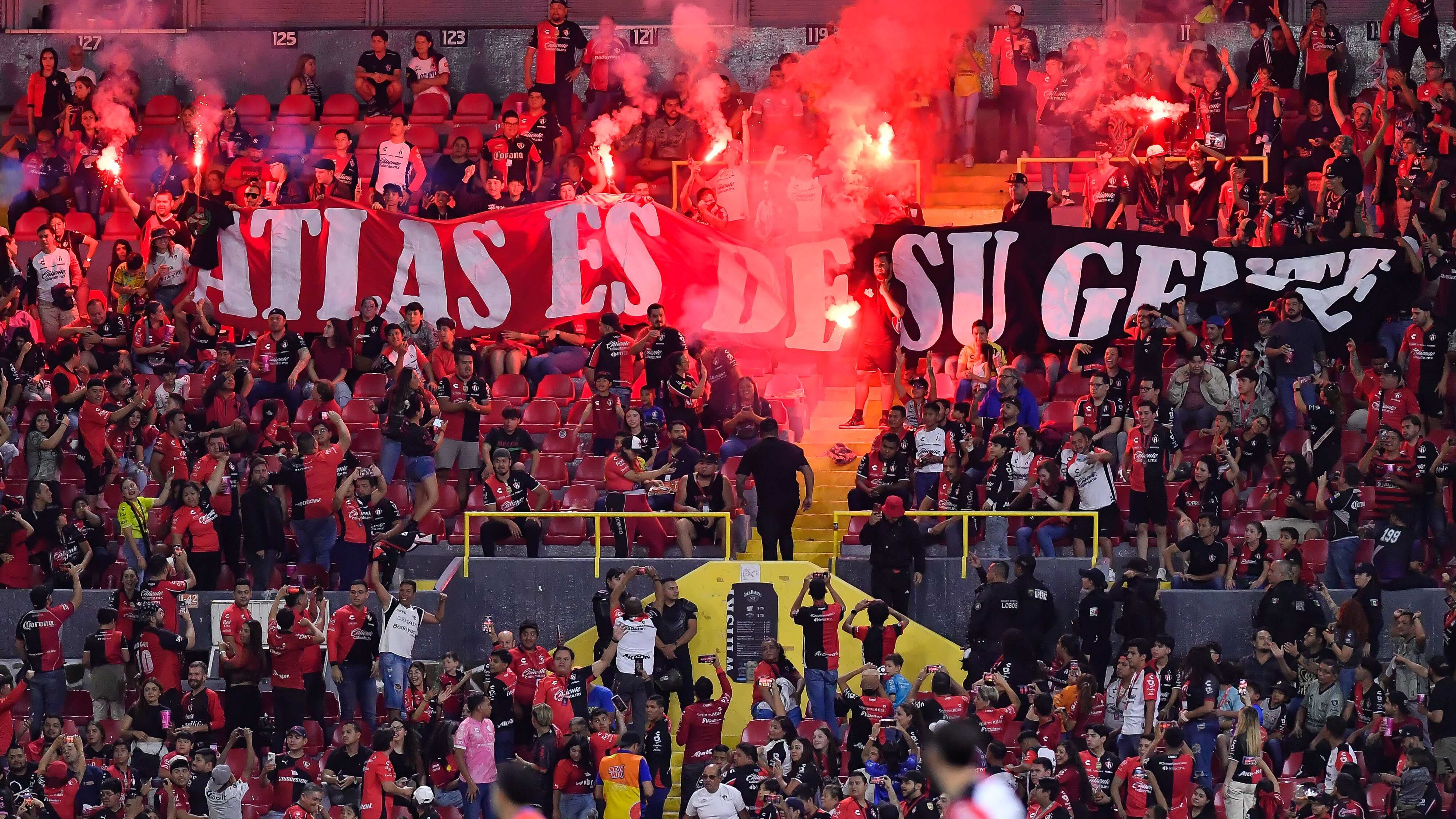 Afición del Atlas lanza bengalas en protesta a la directiva