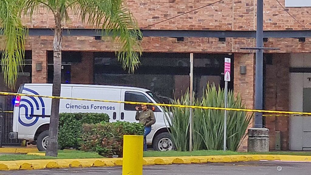 Autoridades revisan las cámaras de seguridad para reconocer que fue lo que originó el asesinato.