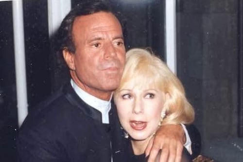 Cristina Saralegui defiende a Julio Iglesias y lo llama “amor”; redes explotan en su contra