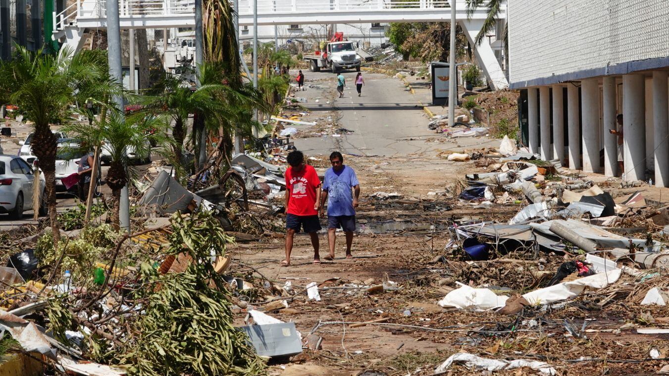 ACAPULCO, 30OCTUBRE2023.- Habitantes de Acapulco tratan de retomar sus actividades tras vivir para dos al borde la incertidumbre tras el paso del huracán Otis. FOTO: ROGELIO MORALES/CUARTOSCURO.COM