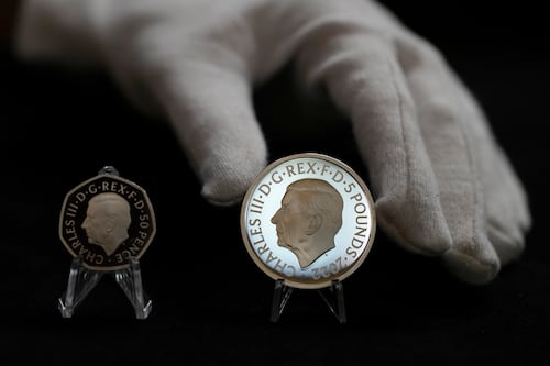 Casa de moneda británica presenta primeras monedas con el retrato del rey Carlos III