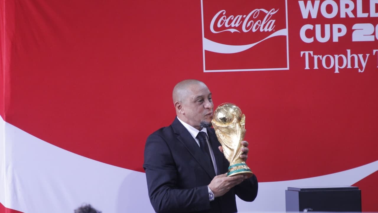 El trofeo del Mundial hizo escala en CDMX de la mano de Roberto Carlos.