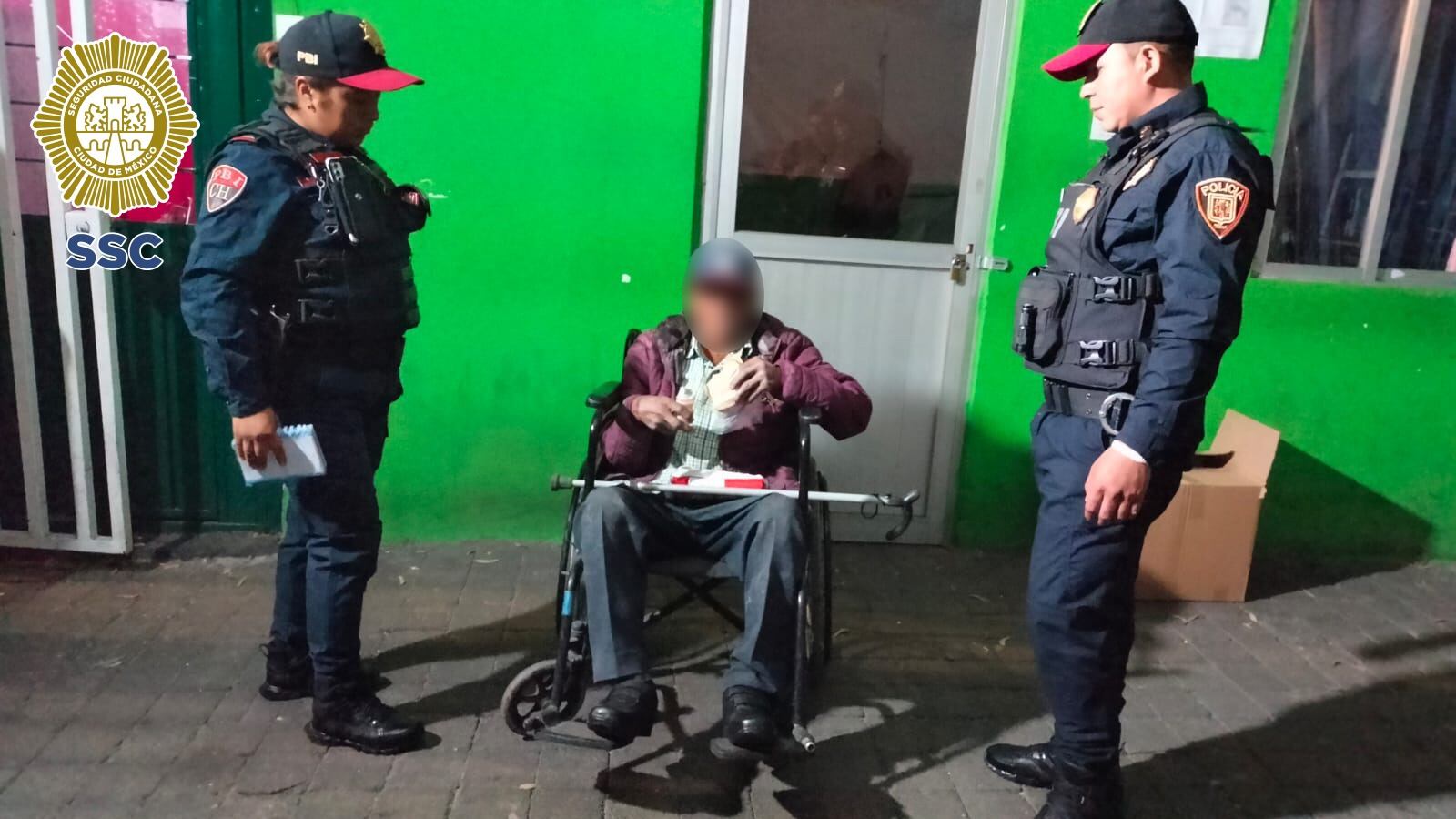 Policías ayudan a adulto mayor extraviado en Cetram Pantitlán