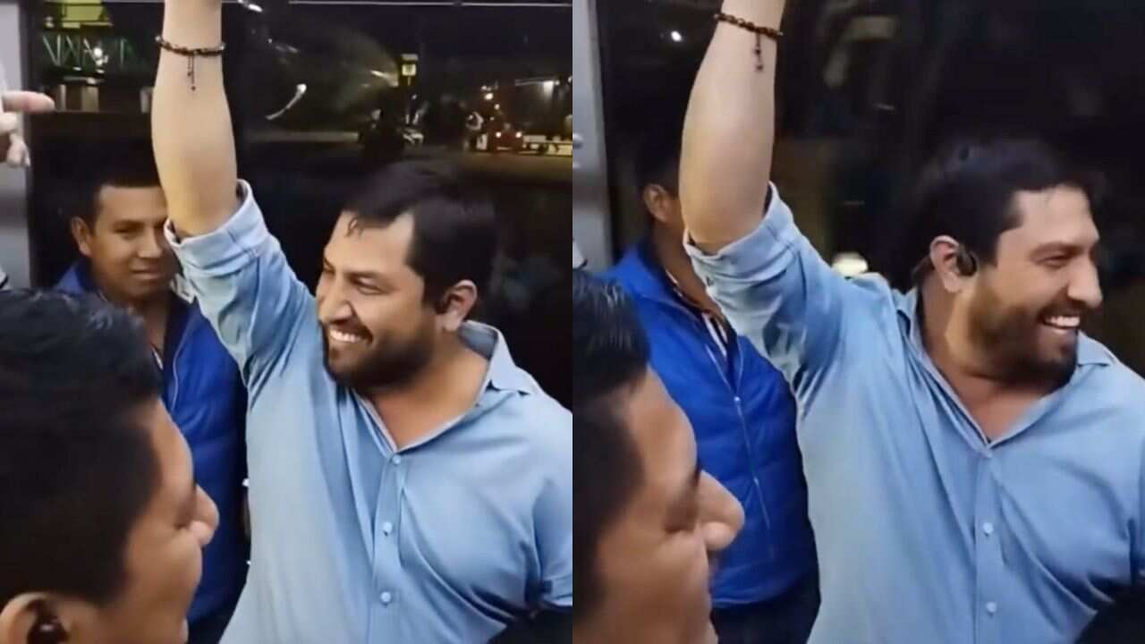 Julión Álvarez se pone a cantar a pasajeros del Aeropuerto de Guadalajara