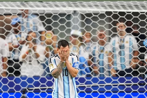 ¡Se le escapó la gloria! Messi falla penal con el que habría superado récord de Miroslav Klose