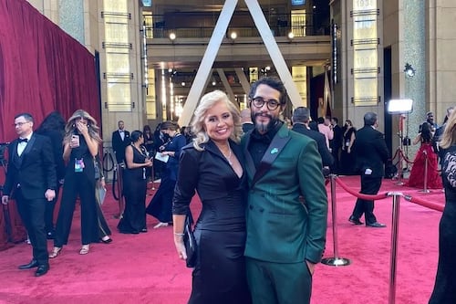 Óscar 2022: Carla Estrada y su hijo Carlos López Estrada, desfilan en la alfombra roja