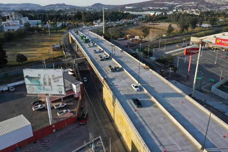 El puente costó 70 millones de pesos y ayudaría a agilizar el tránsito, pero el semáforo ubicado metros adelante está complicando la movilidad.