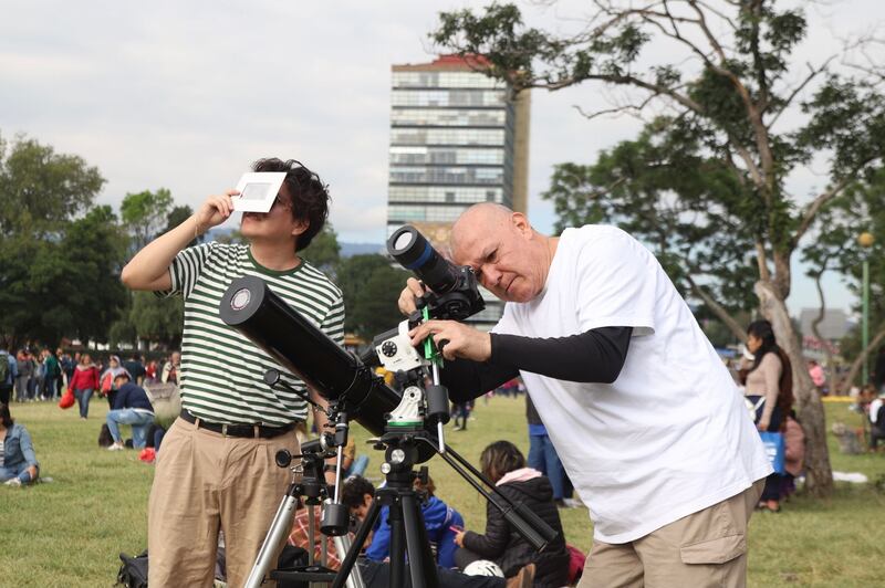 Capitalinos acudieron a las islas de Ciudad Universitaria donde se realizan actividades para la observación del eclipse anular de sol.