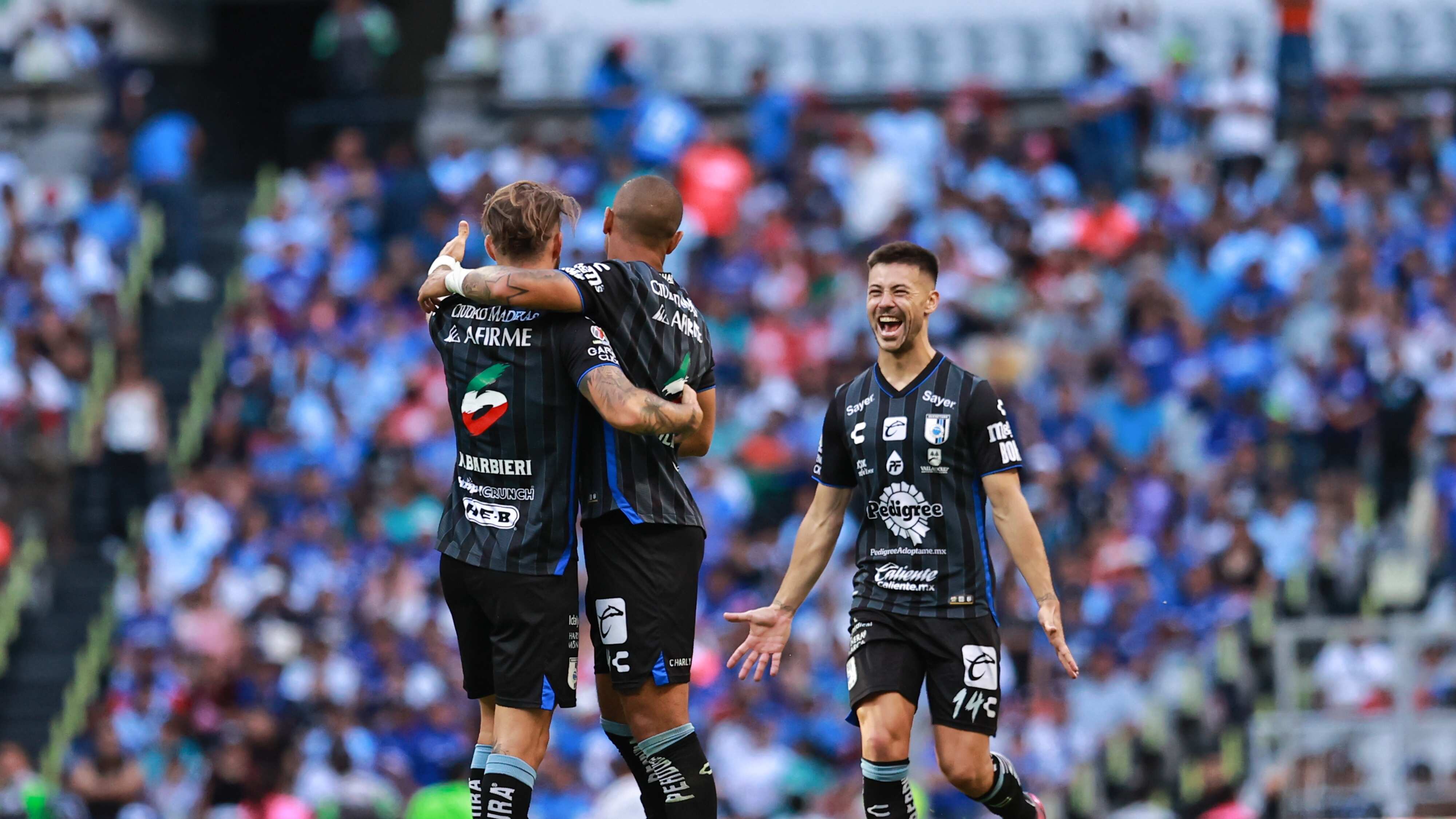 Querétaro remontó en el Azteca para subir al lugar 13 de la tabla.