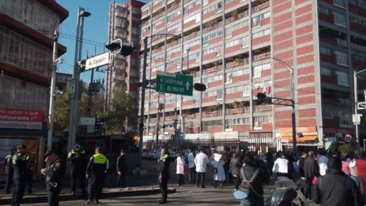 Médicos del Hospital 20 de noviembre bloquean Félix Cuevas.
