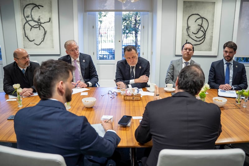 Gobernador impulsa inversión de 215 mdp de Plásticos Durex en gira por España