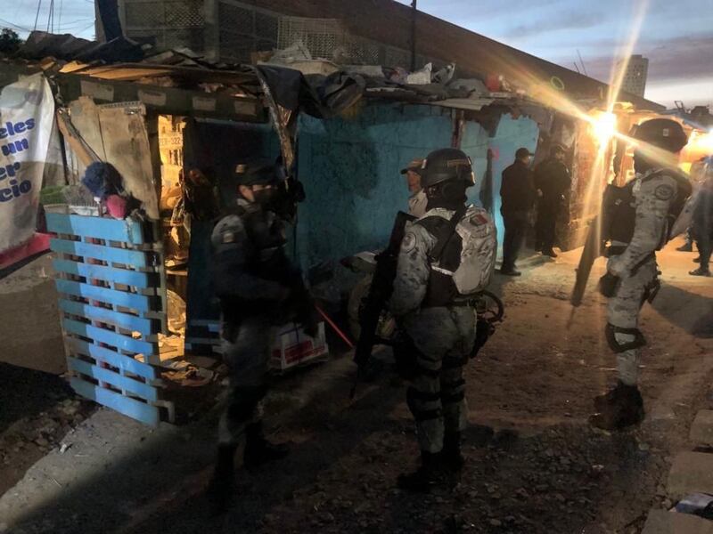 Las autoridades estuvieron tocando a las puertas del corredor junto a las vías para preguntar las necesidades de los pobladores de la zona.