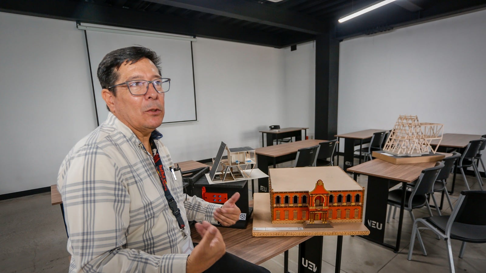Alejandro Coello, director de la carrera de ingeniero arquitecto