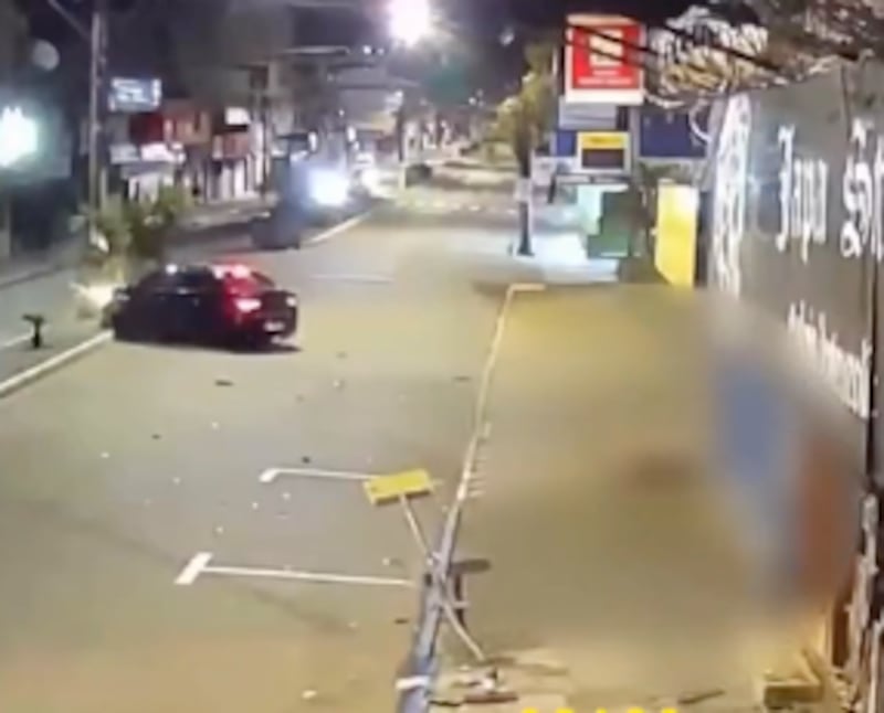 Momento en que el vehículo invade la acera y atropella a la mujer en Viamão.