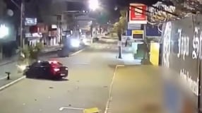 Momento en que el vehículo invade la acera y atropella a la mujer en Viamão.