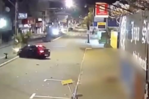 VIDEO: Auto totalmente descontrolado atropella a una mujer en las calles de Brasil