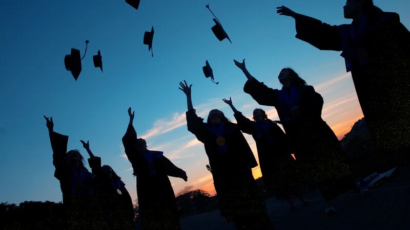 Las graduaciones de los niveles medio y superior rondan tienen un costo aproximado de 11 mil 950 pesos por graduado (Dreamstime).