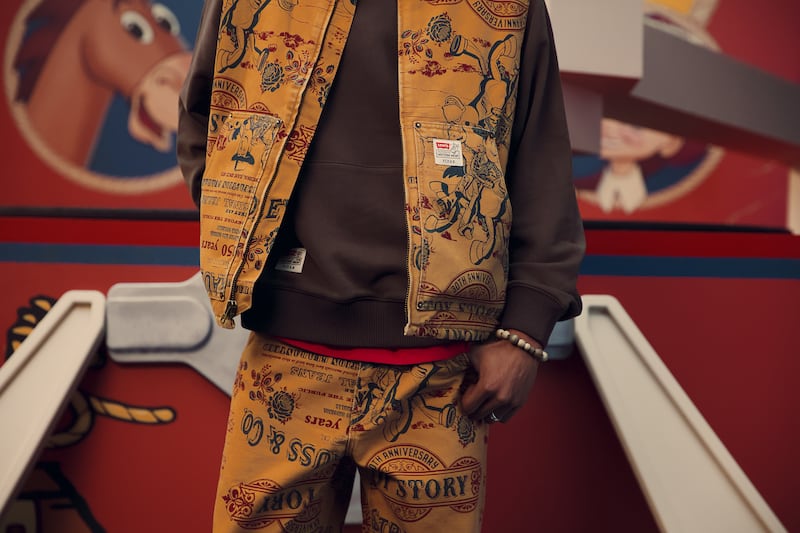Denim, parches, bordados y mucha vibra cowboy, así es como Levi’s celebra tres décadas de amistad y aventuras con una línea inspirada en los personajes más entrañables de esta cinta