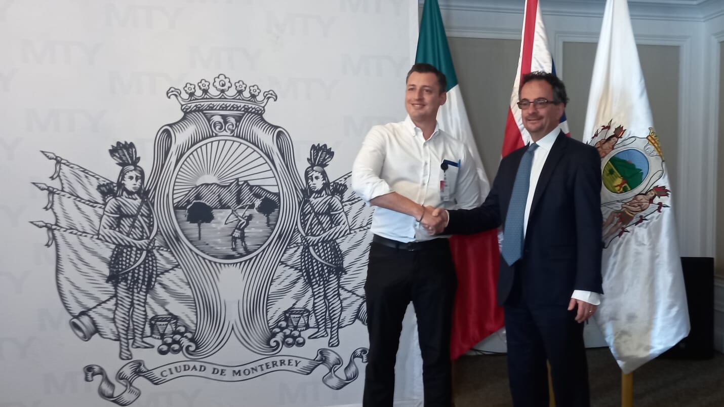 Luis Donaldo Colosio Riojas, alcalde de Monterrey y Jon Benjamin, embajador del Reino Unido en México.