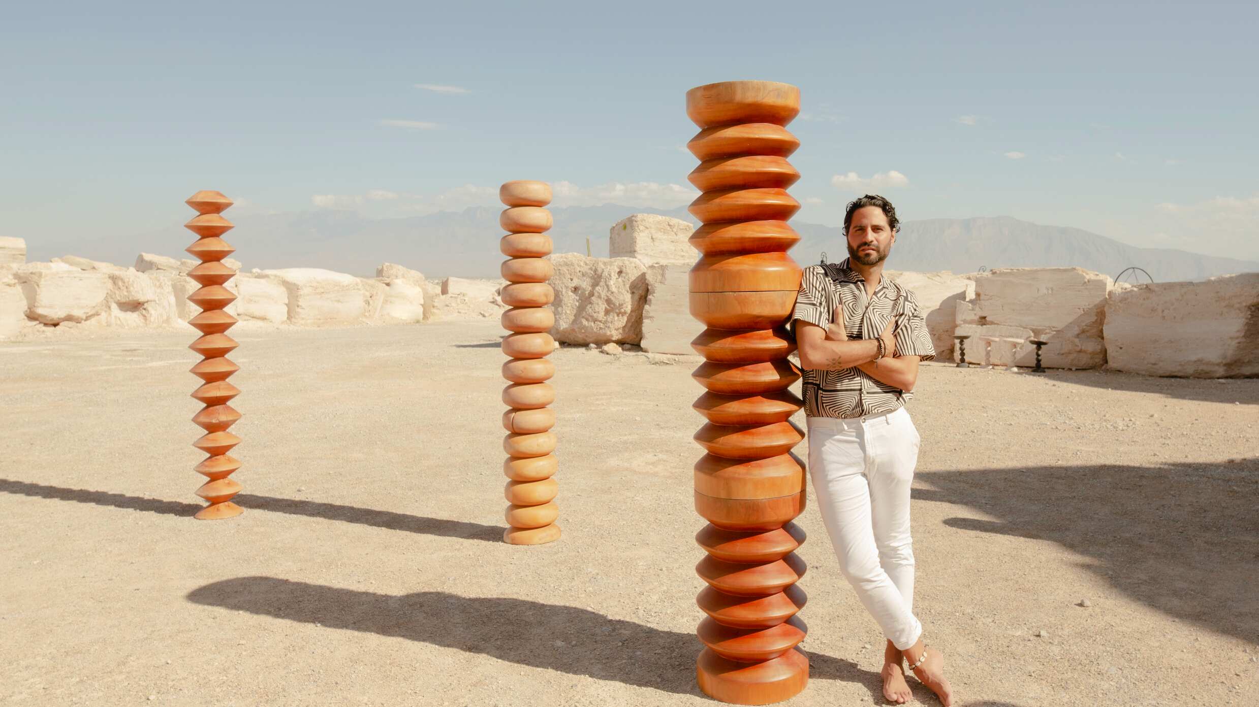 Desde las costas de Tulum emerge en el mundo del diseño Daniel Orozco. Su capacidad para fusionar modernidad con la naturaleza lo ha llevado a conquistar el panorama internacional, creando espacios que respiran comodidad, elegancia y sofisticación