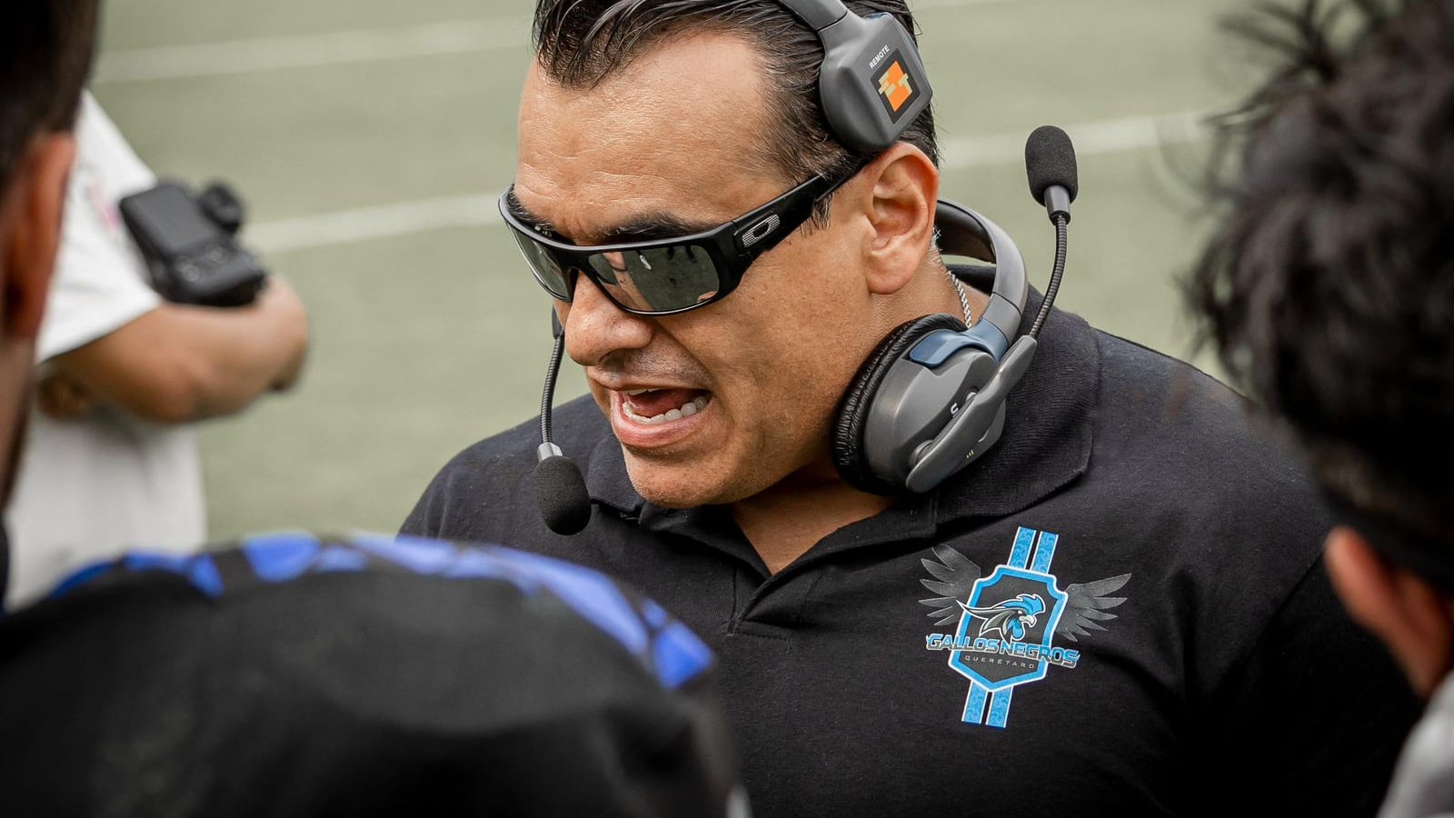 Gallos Negros presentan nuevo coach y QB
