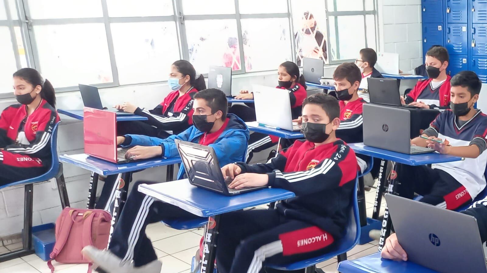 Los estudiantes ejercitan mente y cuerpo mientras están en el aula.