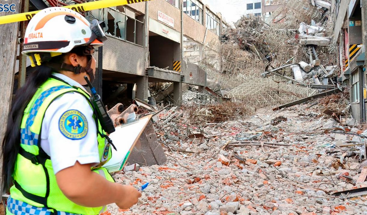 Un muerto, dos atrapados y 56 evacuados: el saldo del derrumbe en San Antonio Abad