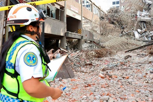 Un muerto, dos atrapados y 56 evacuados: el saldo del derrumbe en San Antonio Abad