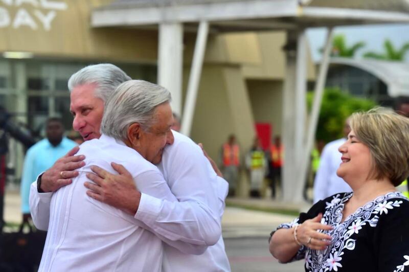 AMLO de la la bienvenida al presidente de Cuba, Miguel Díaz-Canel.