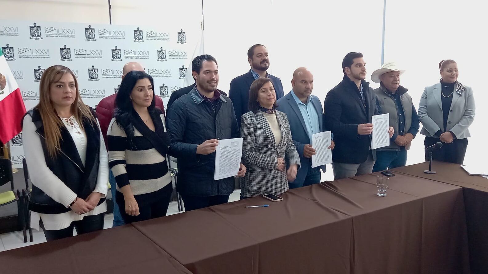 Los munícipes entregaron la documentación en la Oficialía de Partes e invita a más alcaldes a unirse al movimiento.