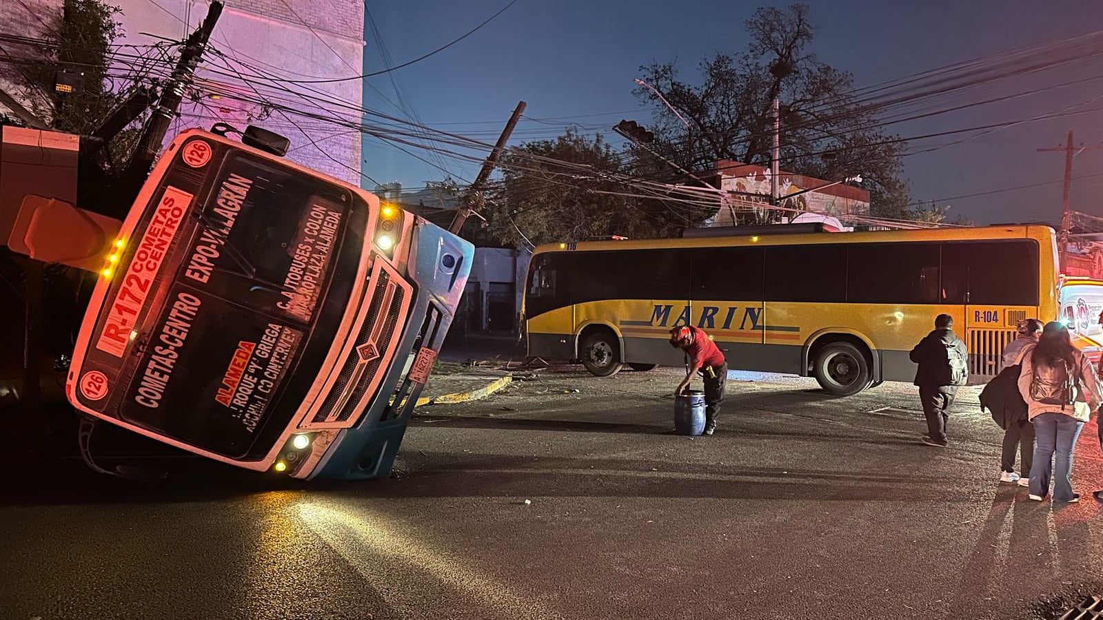 La unidad quedó de costado tras el choque.