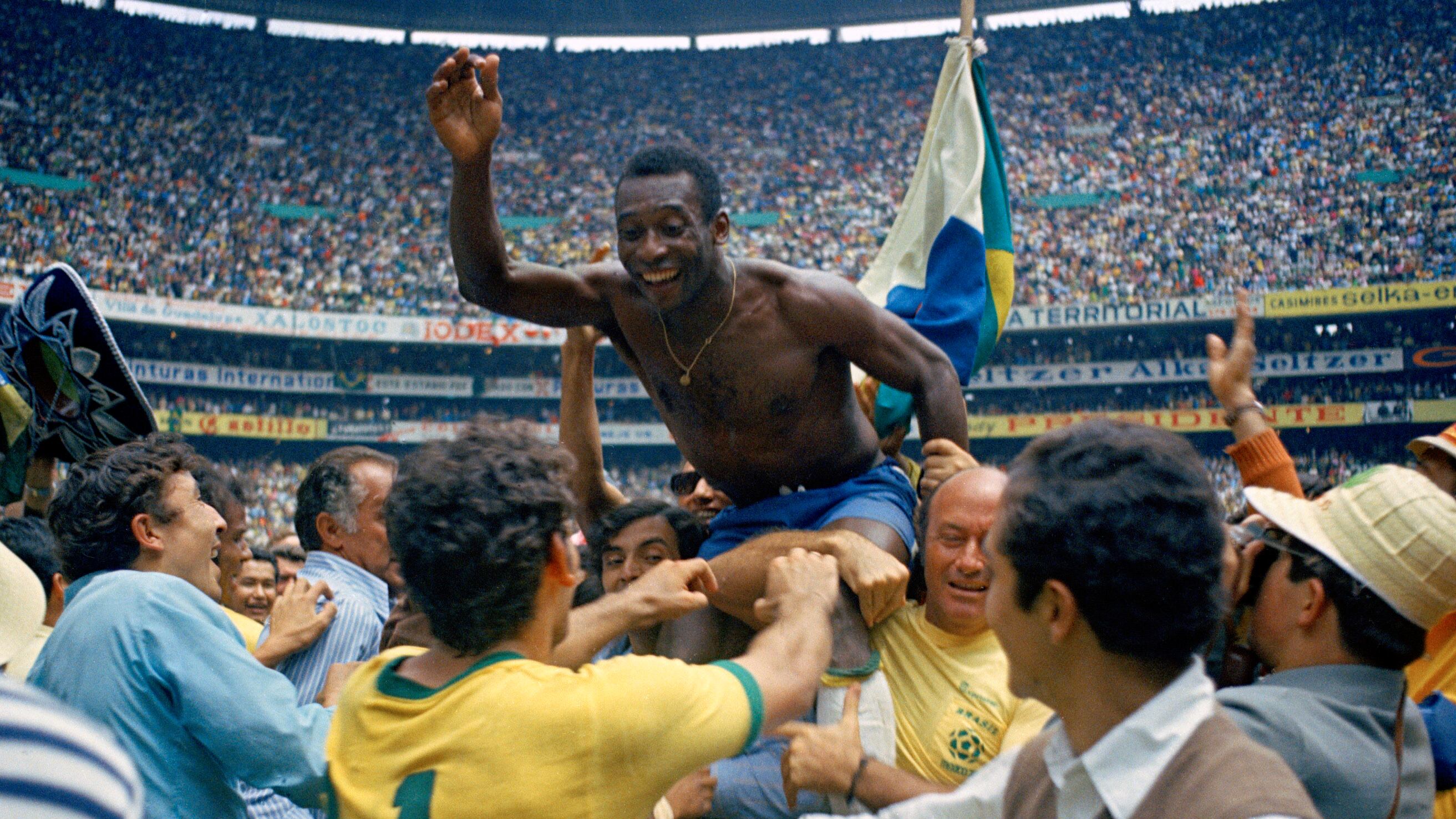 Pele en Mexico tras levantar el mundial 1970