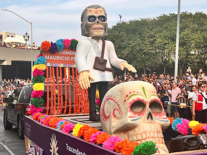 el carro alegórico del Tío Mau abrió el desfile.