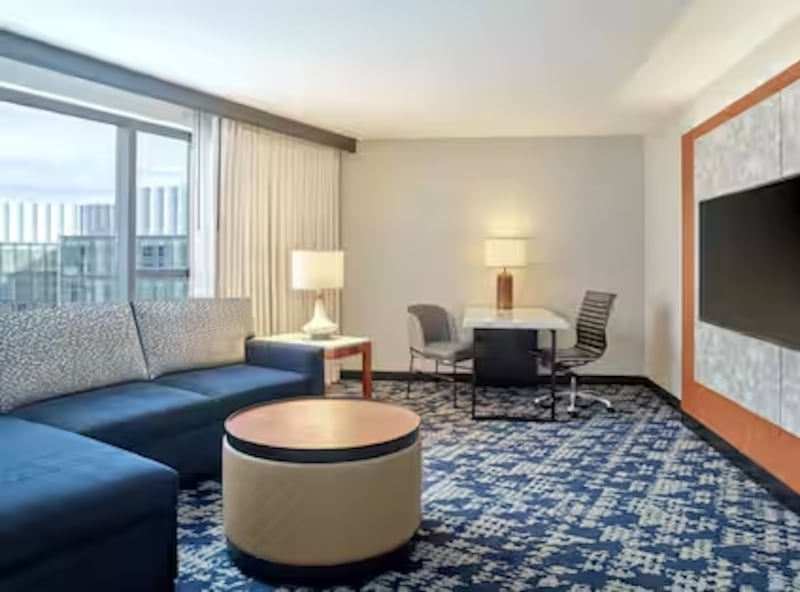 La capital estadounidense ofrece experiencias únicas en esta temporada: desde el árbol nacional hasta el confort de suites amplias en pleno downtown