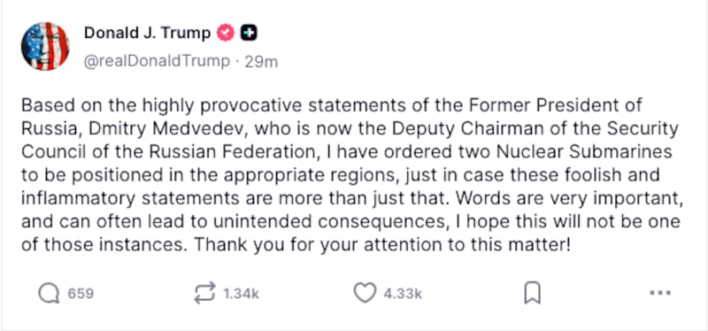 Na de uitspraken van Medvedev geeft Trump opdracht tot het inzetten van nucleaire onderzeeërs. Dit leidt wereldwijd tot bezorgdheid over een mogelijke escalatie van de oorlog.