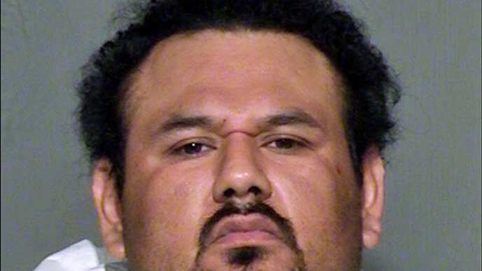 Esta foto proporcionada por la oficina del comisario del condado Maricopa, Arizona, muestra al mexicano Apolinar Almamirano.