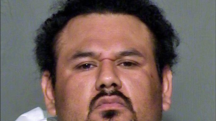 Esta foto proporcionada por la oficina del comisario del condado Maricopa, Arizona, muestra al mexicano Apolinar Almamirano.