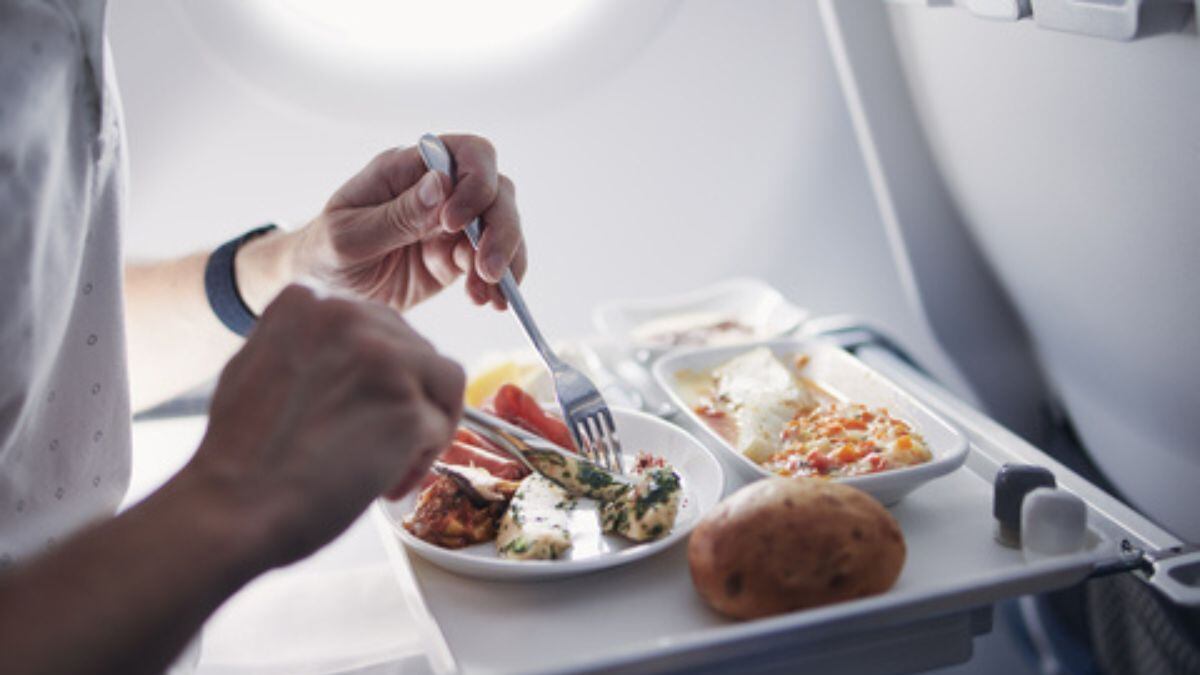 Diputada propone dar alimentos y bebidas en vuuelos largos.