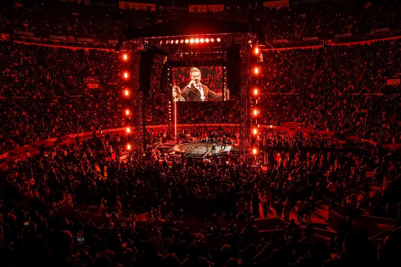 Es oficial, la gira ‘De Rey a Rey’ comenzó con la primera presentación de Alejandro Fernández en la Plaza de Toros México, recinto que fue testigo del homenaje que brindó a su dinastía, como parte del legado musical de su padre Vicente Fernández, quien es considerado uno de los pilares fundamentales de la música mexicana, por lo cual el concierto estuvo repleto de referencias a través de más de 30 canciones.