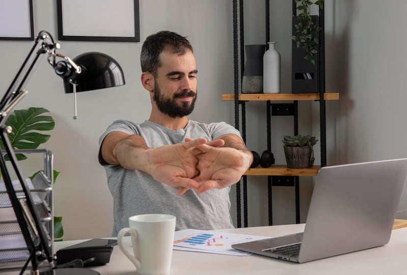 Existen numerosas rutinas de ejercicios que puedes realizar en la oficina sin necesidad de equipamiento adicional o de mucho espacio. Foto: Freepik.