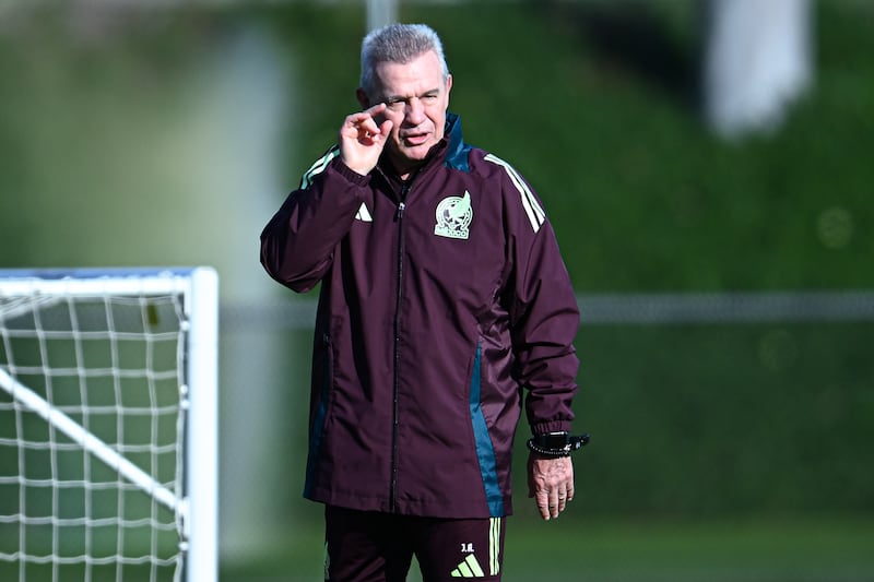 Javier Aguirre seguirá en el Tri para la Copa del Mundo.