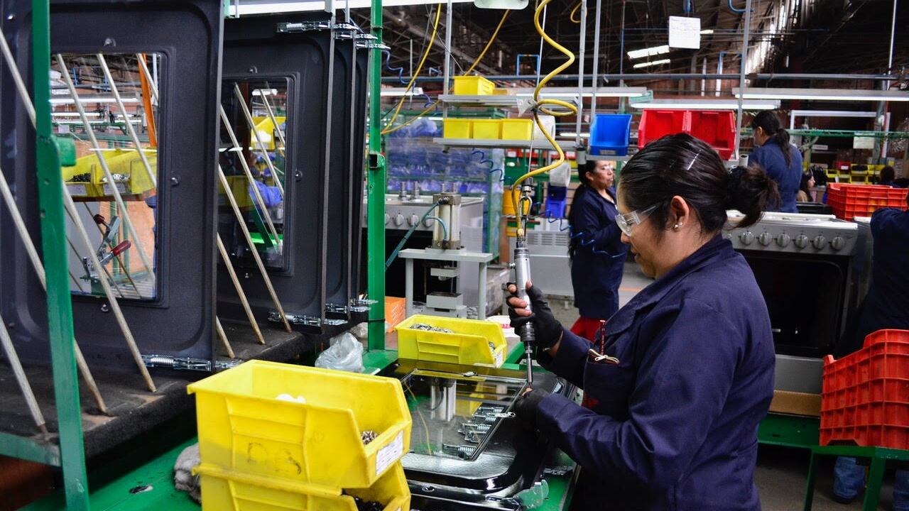 Las empresas que llegan a México buscan menos impuestos, energía barata, menores costos y los beneficios del T-MEC; a cambio, ofrecen puestos de obrero calificado