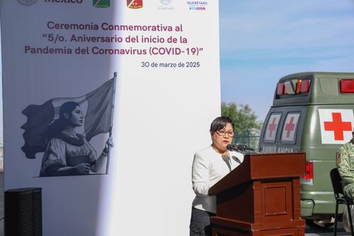 Rinden homenaje a personal médico y víctimas de Covid en aniversario de pandemia