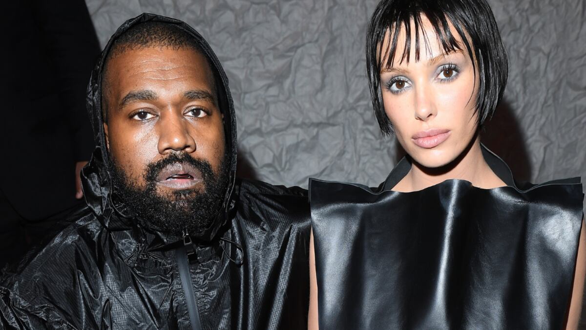 Bianca Censori se robó la atención por su posado desnudo en los Premios Grammy 2025.