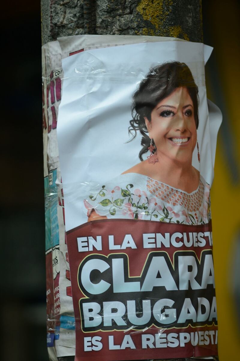 La imagen de Clara Brugada tapiza postes y mobiliario urbano.